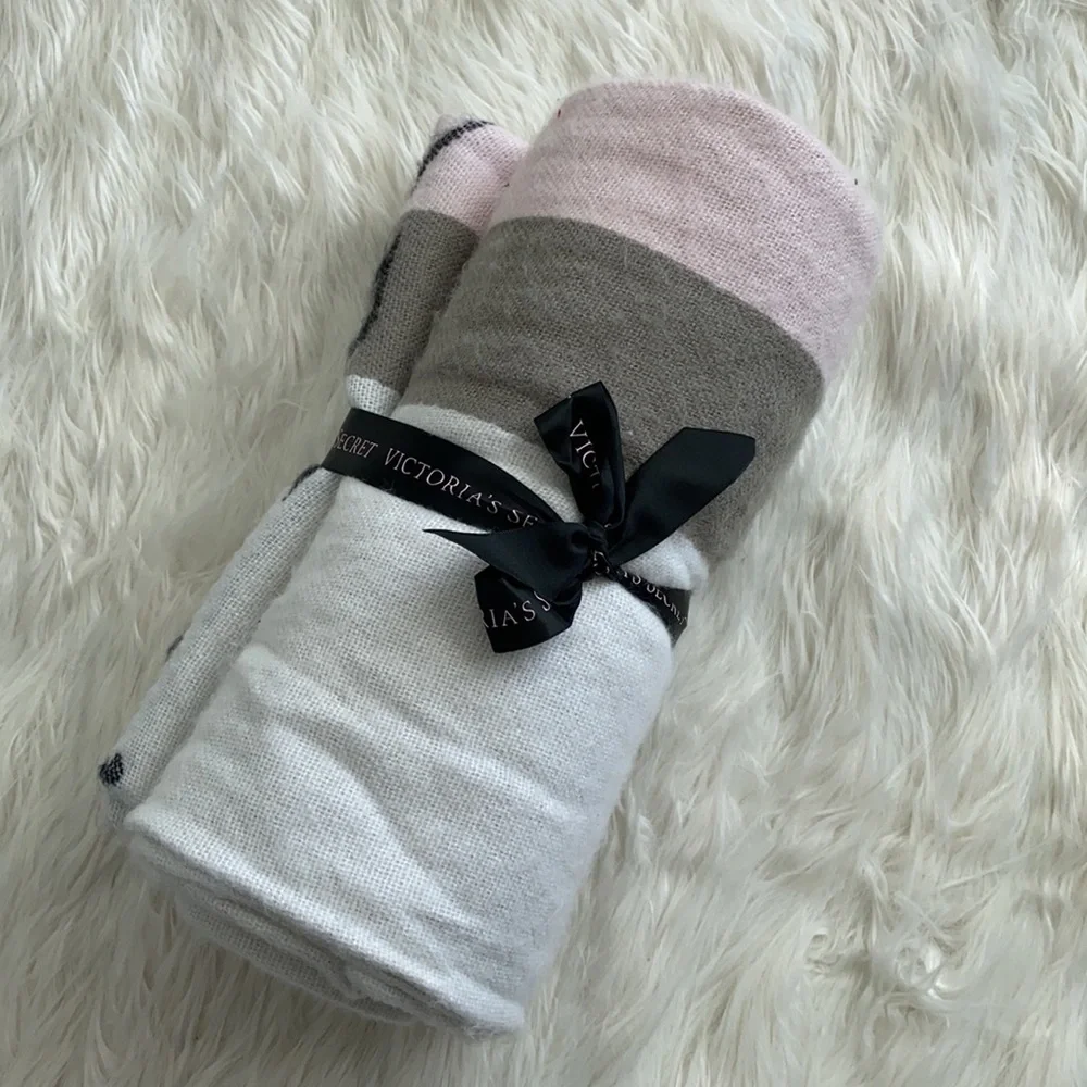 Victoria’s Secret | Fringe Throw Blanket
